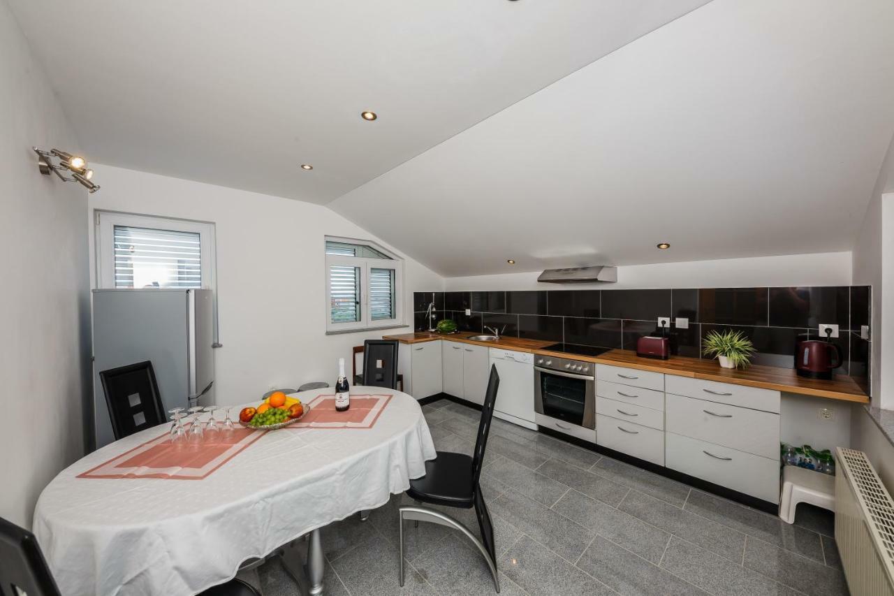 Apartman Lucija Kastela Luaran gambar