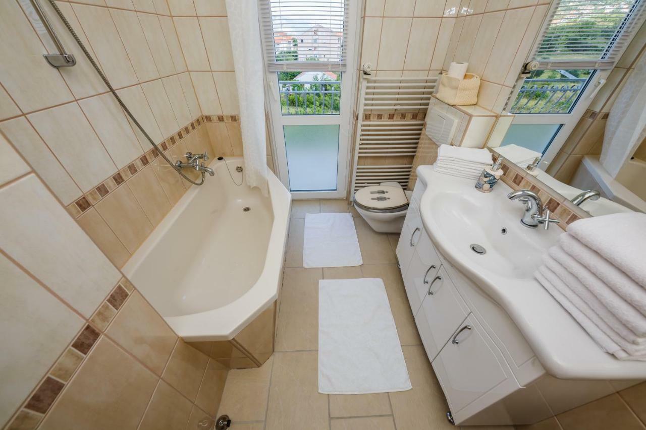 Apartman Lucija Kastela Luaran gambar