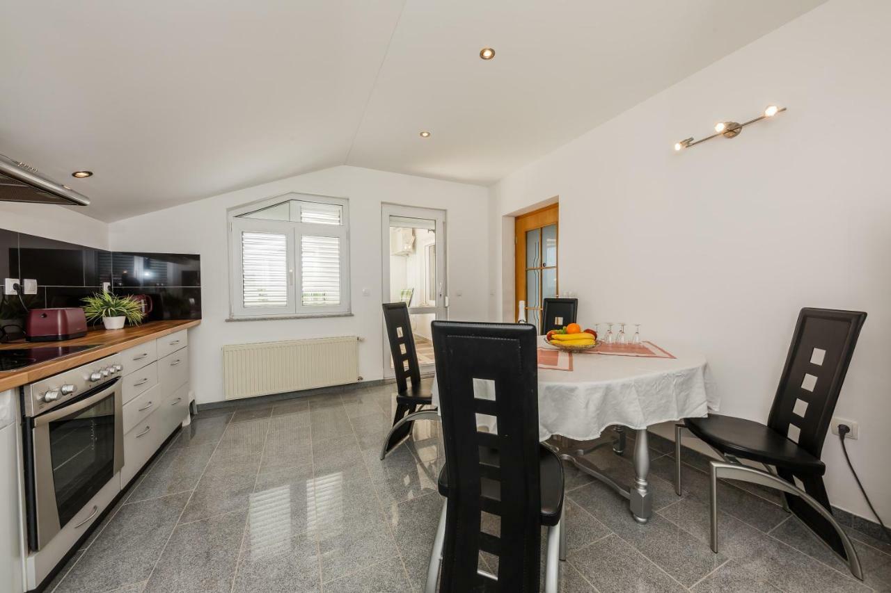 Apartman Lucija Kastela Luaran gambar