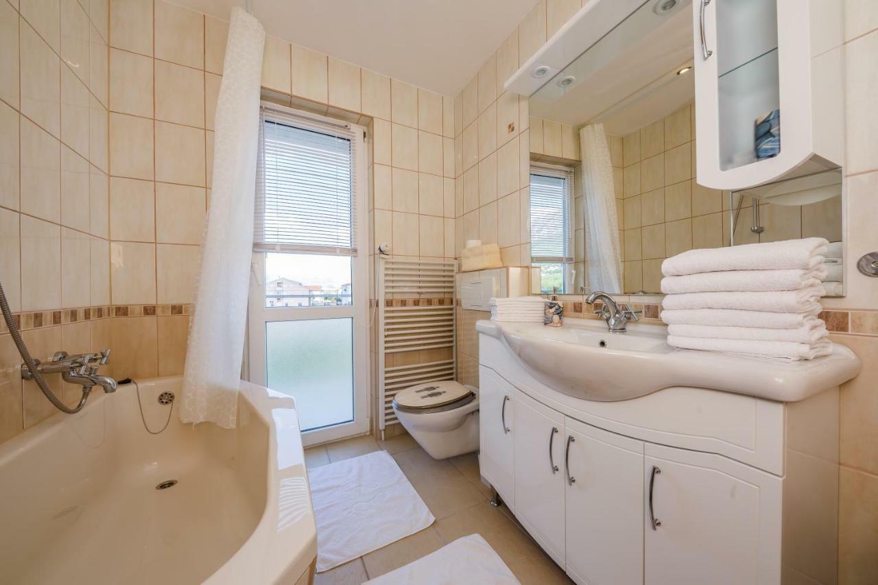 Apartman Lucija Kastela Luaran gambar